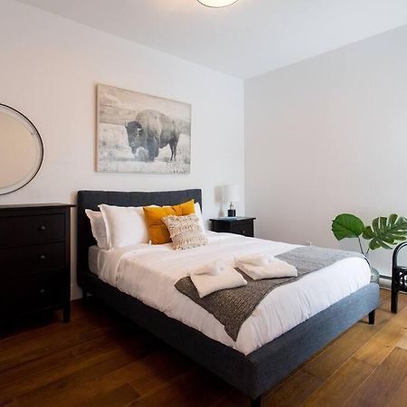 Sleek Condo In The Heart Of Little Italy By Den Stays مونتريال المظهر الخارجي الصورة