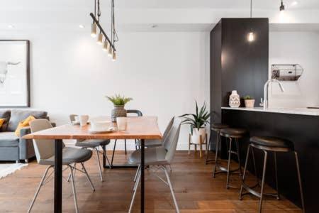 Sleek Condo In The Heart Of Little Italy By Den Stays مونتريال المظهر الخارجي الصورة