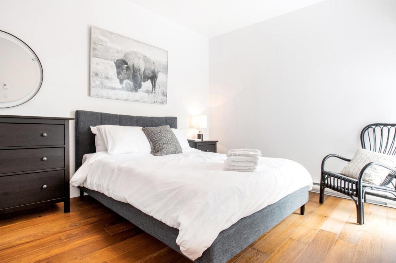 Sleek Condo In The Heart Of Little Italy By Den Stays مونتريال الغرفة الصورة