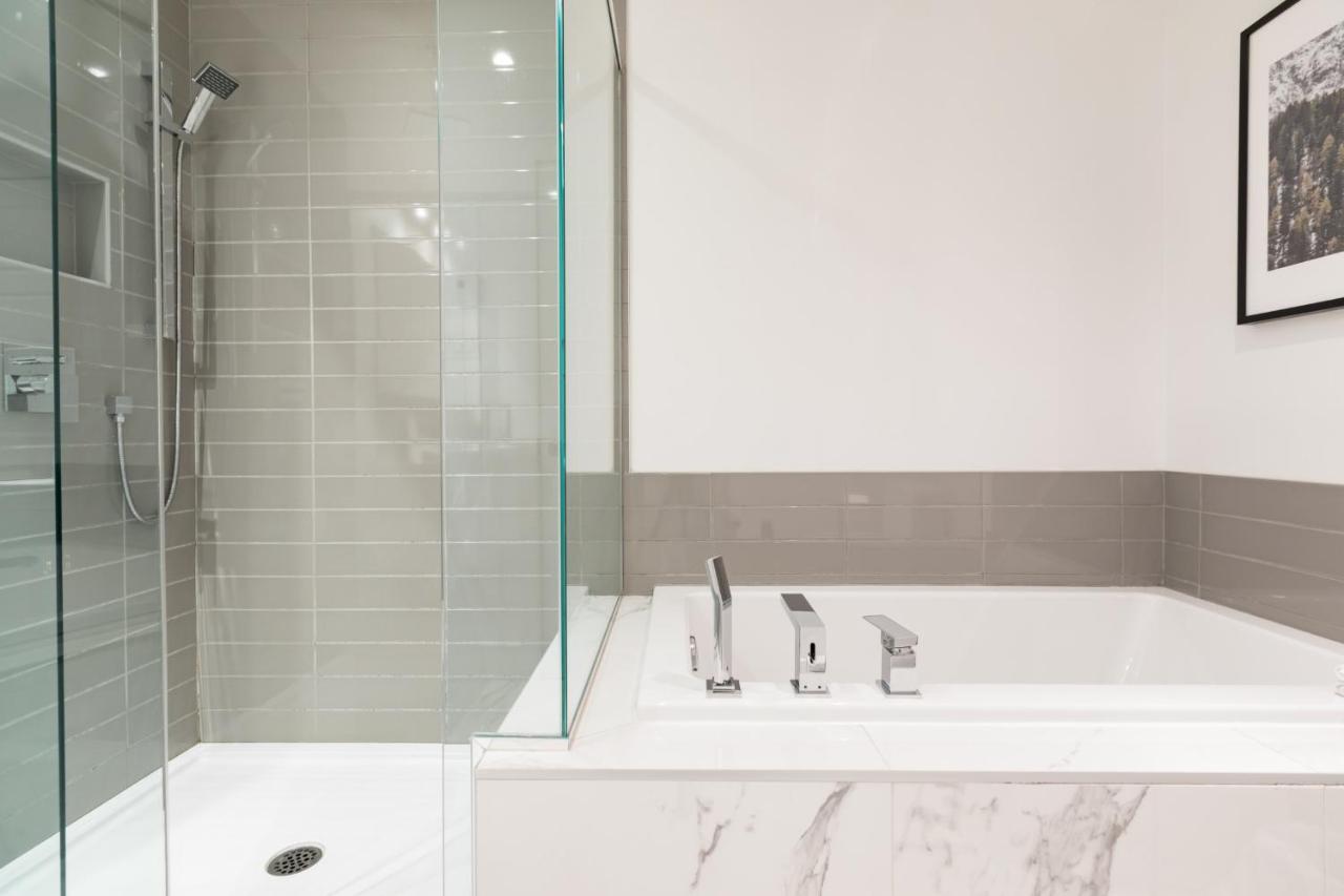 Sleek Condo In The Heart Of Little Italy By Den Stays مونتريال الغرفة الصورة