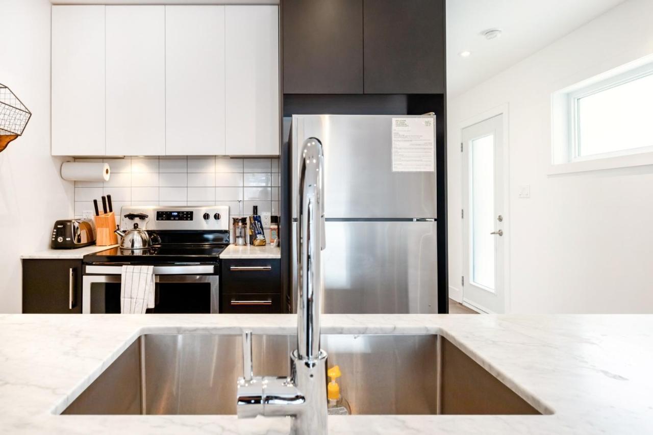 Sleek Condo In The Heart Of Little Italy By Den Stays مونتريال الغرفة الصورة