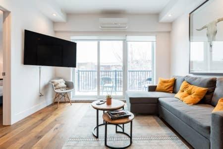 Sleek Condo In The Heart Of Little Italy By Den Stays مونتريال الغرفة الصورة