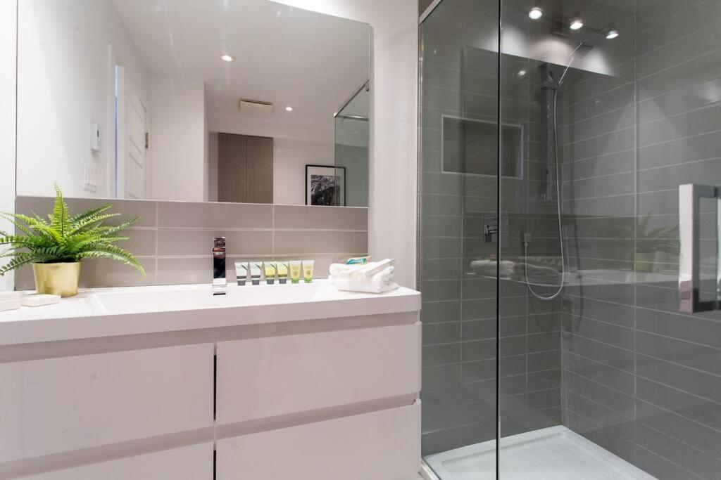 Sleek Condo In The Heart Of Little Italy By Den Stays مونتريال المظهر الخارجي الصورة