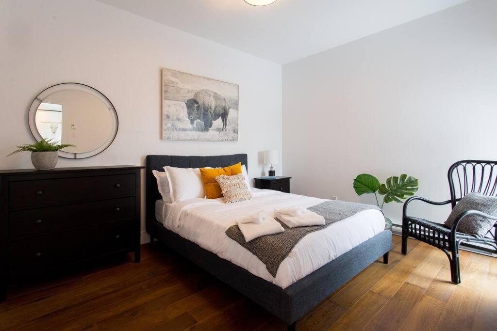 Sleek Condo In The Heart Of Little Italy By Den Stays مونتريال المظهر الخارجي الصورة
