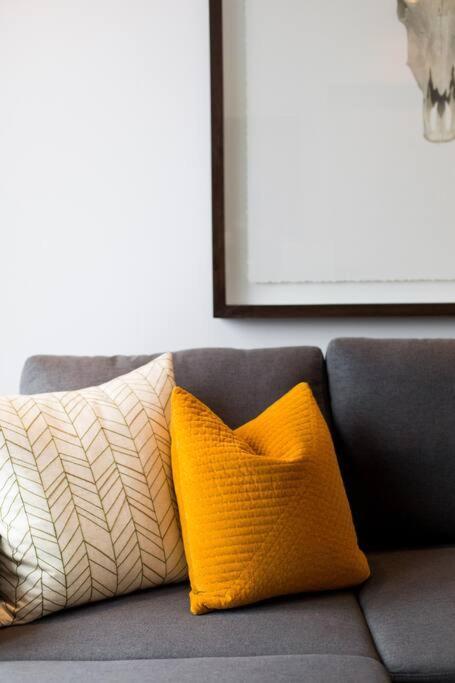 Sleek Condo In The Heart Of Little Italy By Den Stays مونتريال المظهر الخارجي الصورة