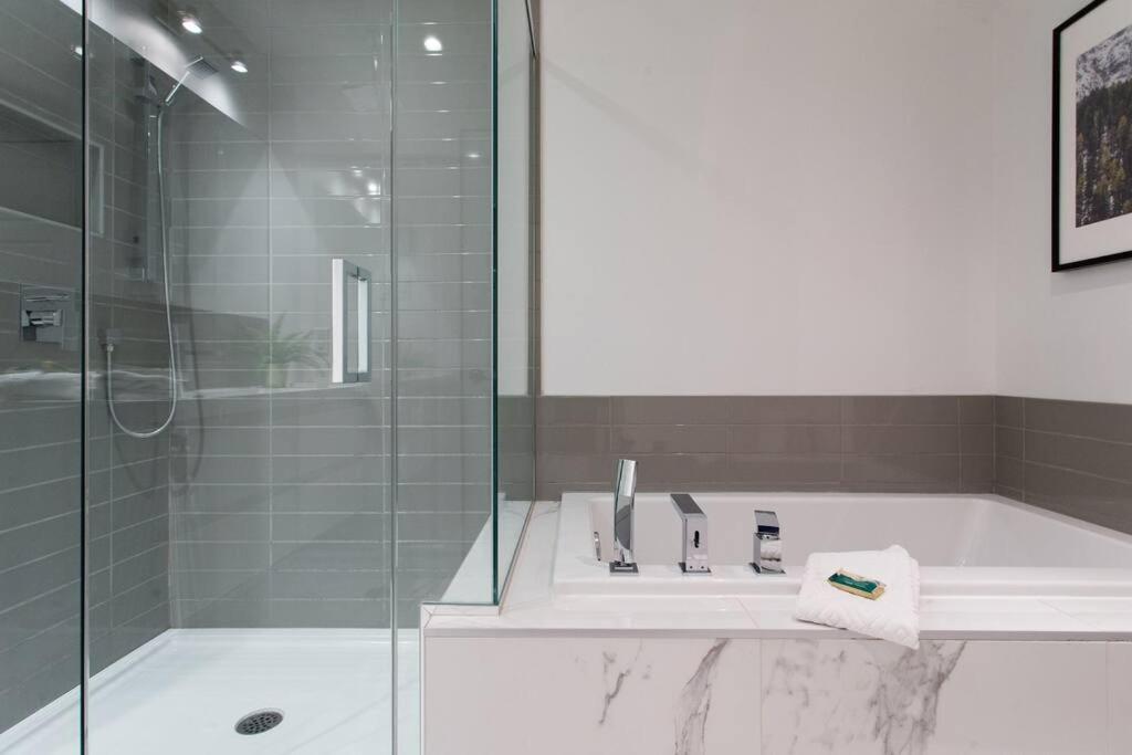 Sleek Condo In The Heart Of Little Italy By Den Stays مونتريال المظهر الخارجي الصورة