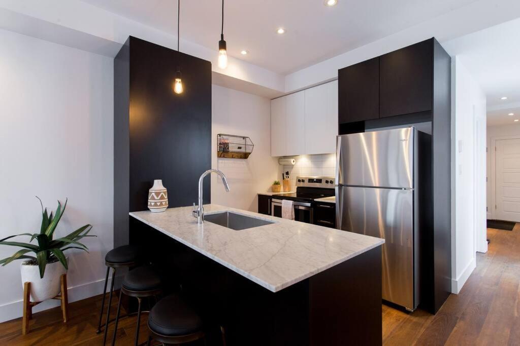 Sleek Condo In The Heart Of Little Italy By Den Stays مونتريال المظهر الخارجي الصورة
