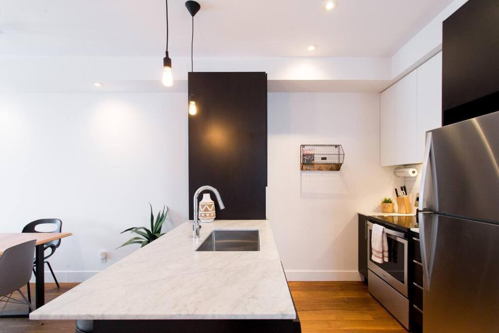 Sleek Condo In The Heart Of Little Italy By Den Stays مونتريال المظهر الخارجي الصورة