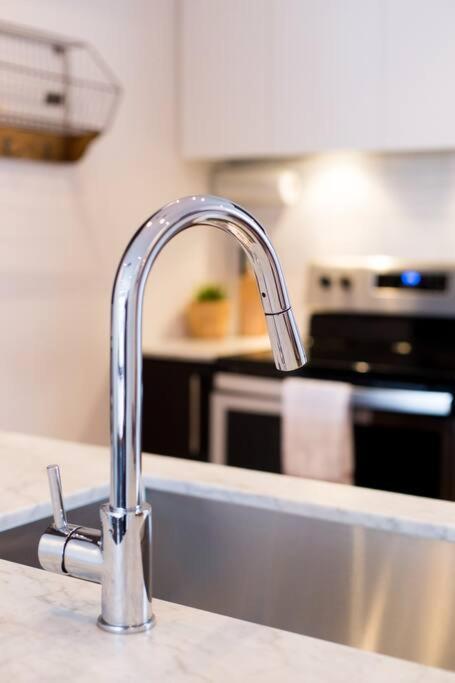 Sleek Condo In The Heart Of Little Italy By Den Stays مونتريال المظهر الخارجي الصورة