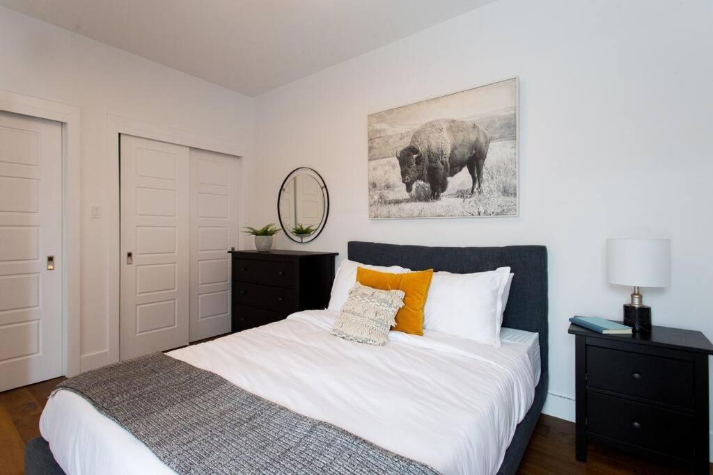 Sleek Condo In The Heart Of Little Italy By Den Stays مونتريال المظهر الخارجي الصورة
