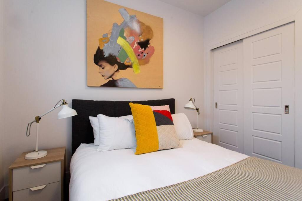 Sleek Condo In The Heart Of Little Italy By Den Stays مونتريال المظهر الخارجي الصورة